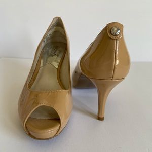 7.5 Michael Kors nude peep toe patent leather pump